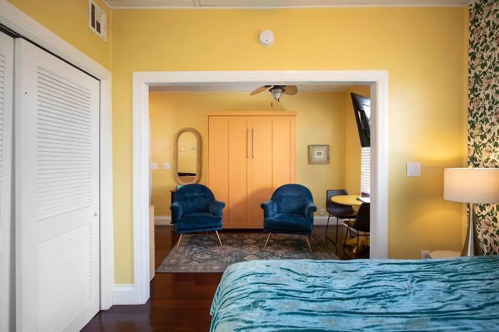 Duval Street Suite Overlooking Duval With Parking And Pool-1