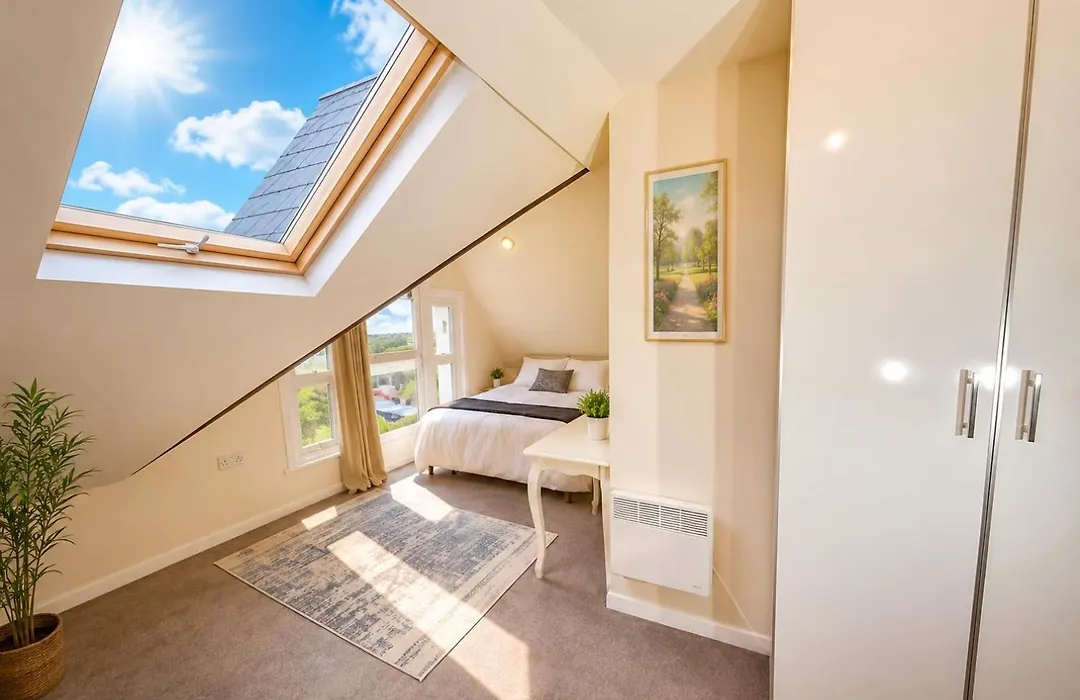 North London Spacious: 7-Bedroom Group Retreat with Gym-1