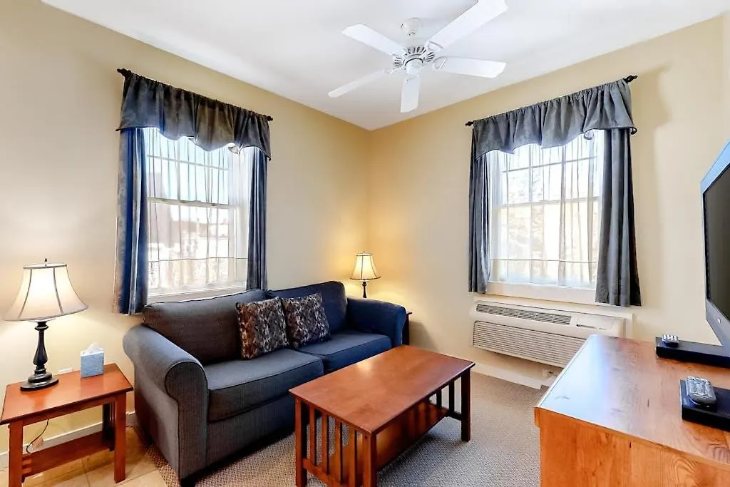 Cozy & Clean Second-Story Suite W/ Kitchenette & Free Wifi - Walk To The Harbor-1