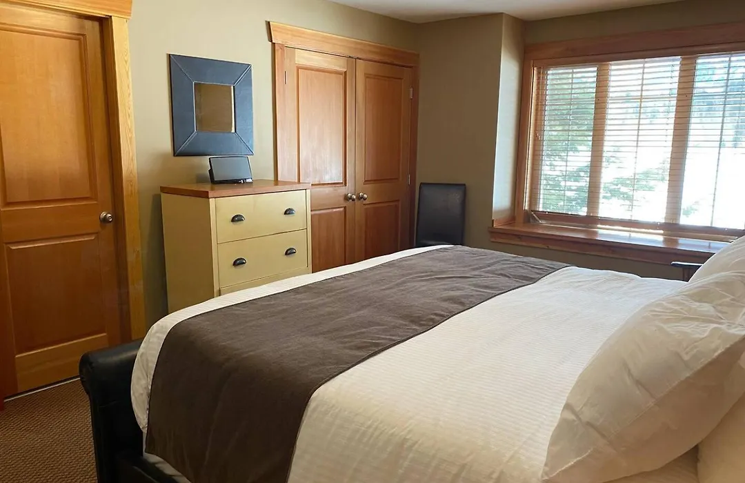 Pinnacle Ridge Chalets By Fernie Lodging Co-1
