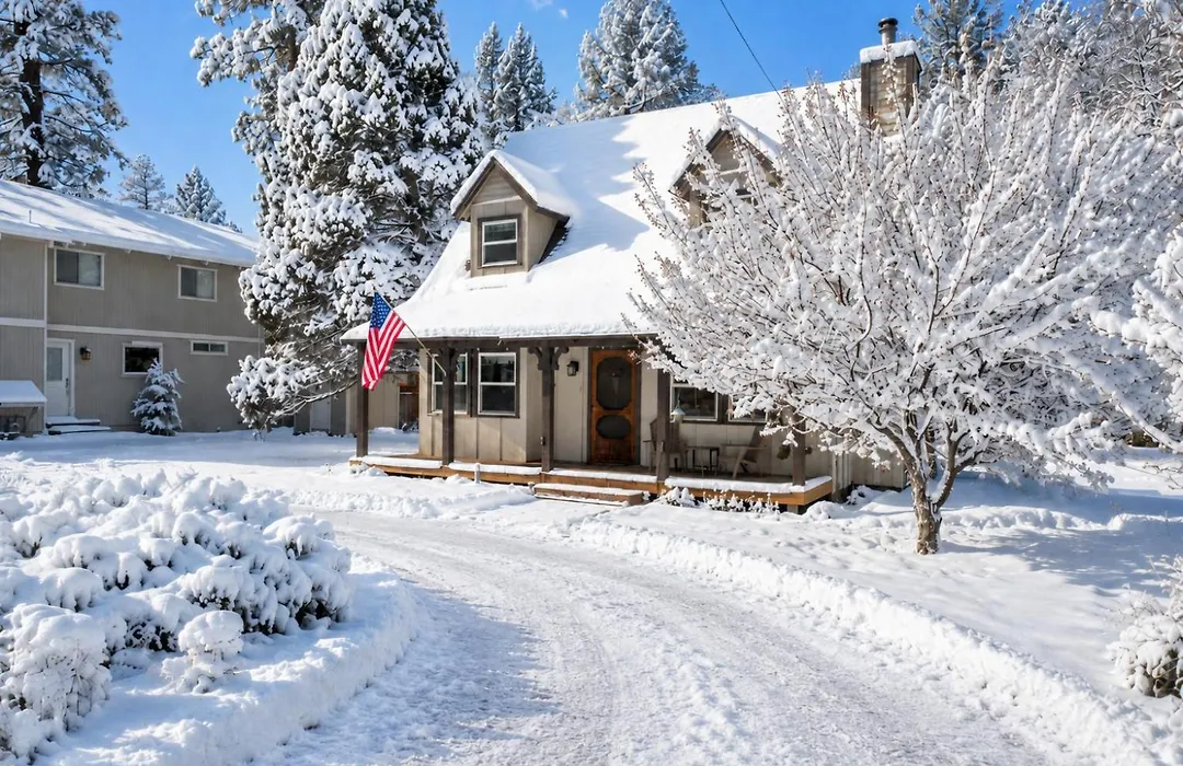 Little Bear Cottage - Walk To Bear Mountain, Fireplace, Deck-1