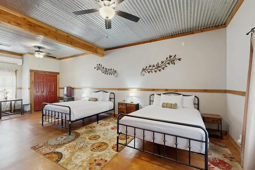 Romantic, Dog-Friendly Cabin With On-Site Courtyard, Close To Wineries-1