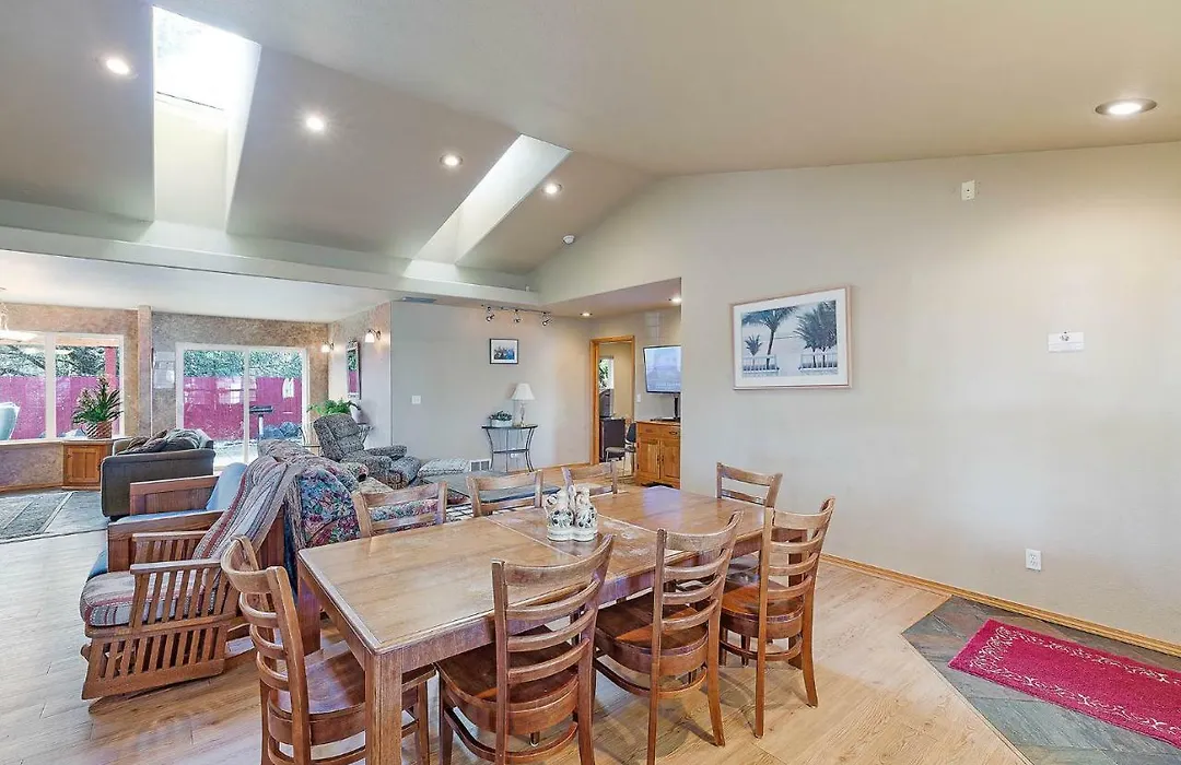 Comfy Home Near The Ocean Great For Family Fun-1