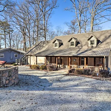 Beaver Lake Retreat W/ Game Room & Spacious Deck-2