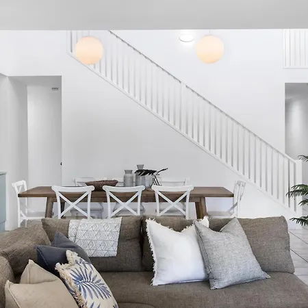 Noosa Riverfront Splendour, Ideal For Families-3