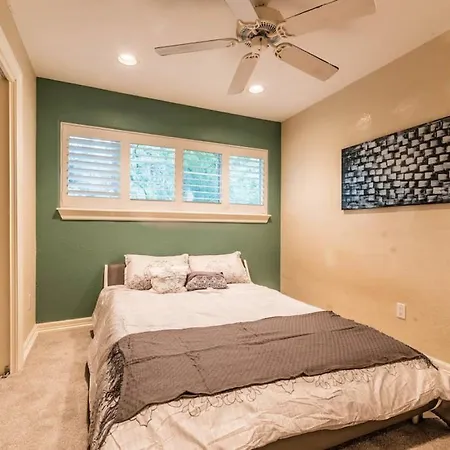 Huge 6 Bedroom With Pool, Spa, 85 Inch Tv, Game Room-2