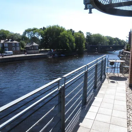 3 Emperors Wharf With Stunning River Views-2