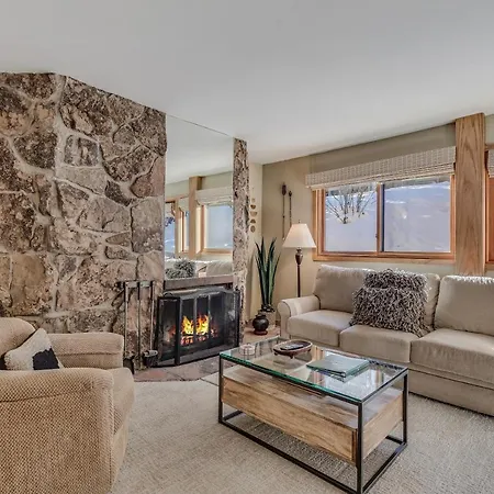 Laurelwood Condominiums 402-3