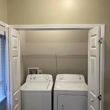 Cheerful 3 Bedroom, Close To Downtown And Arena!!!-3