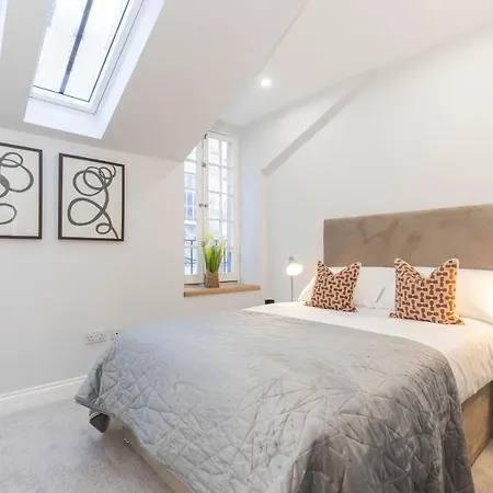Dragon Suites - Yukina Suite - 2 Bed City Centre House With Garden-3