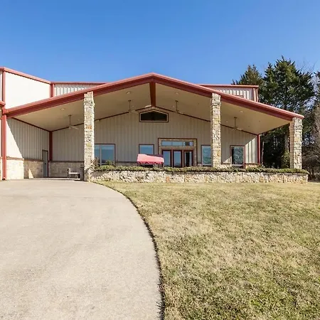 Texas Ranch House With 5 Bedroom And Fish Pond-2