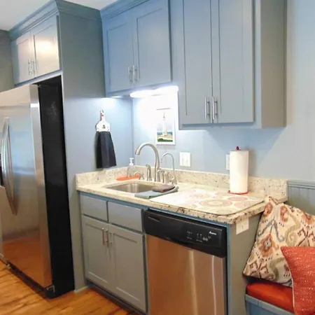 Q4 Professionally Decorated Upstairs Beautiful Soothing Colors Close To Back Pool-3