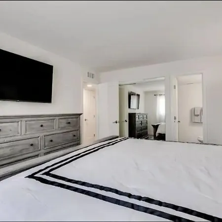 Modern Villa In Old Litchfield-2