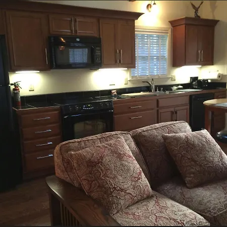 Golden Eagle Vacation Rentals - Honeymoon Suite - Cottage #2-3