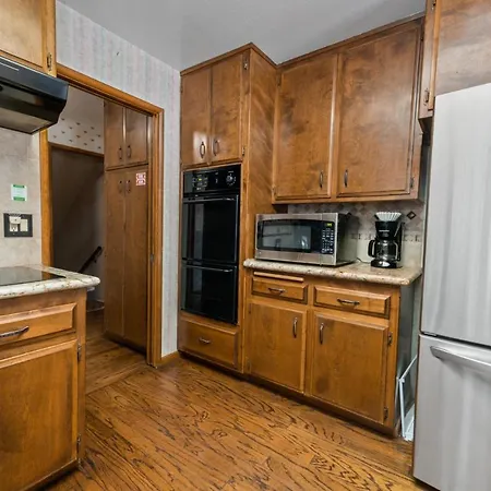 Avalon Retreat - A Well-Furnished Cabin With A Pool Table And A Hot Tub!-2