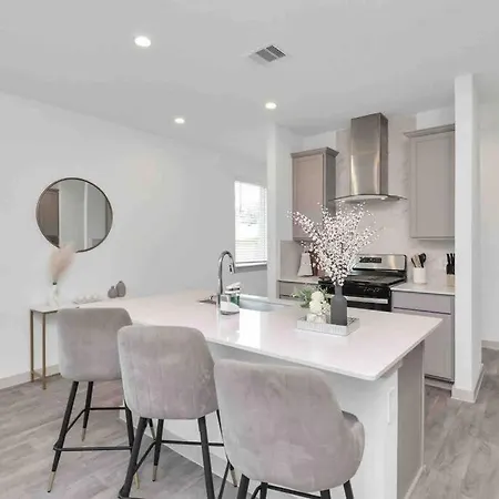 4Bedroom Escape - Near Med Center With Backyard-2