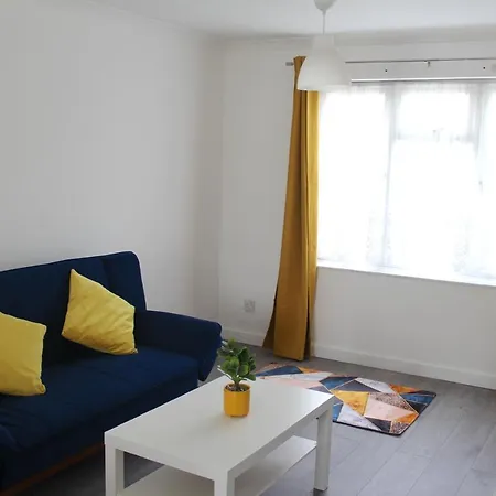 Coolfin House-Close To Excel, Contractors, Relocators, Paid Parking-3