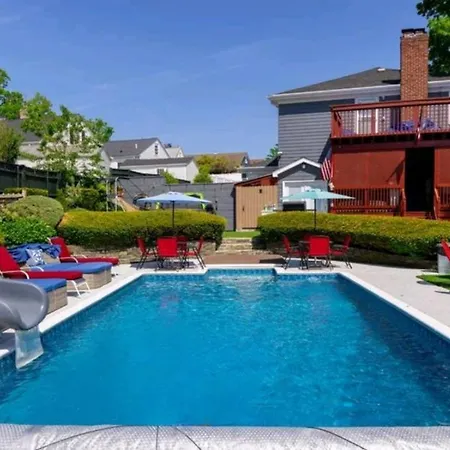 Huge Pool Hot Tub 3 Min Downtown Providence-2