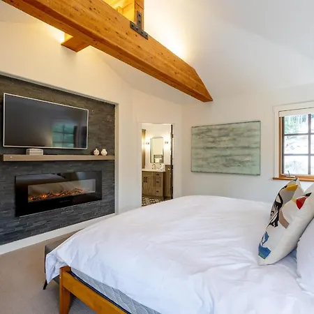 Newly Renovated 4-Bed, Bath Ski-In, Ski-Out With Fireplaces, Private Hot Tub, And Private Garage!-2