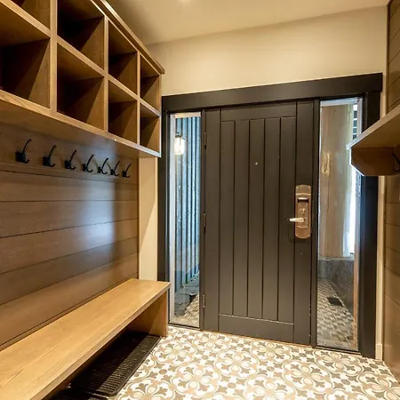 Newly Renovated 4-Bed, Bath Ski-In, Ski-Out With Fireplaces, Private Hot Tub, And Private Garage!-3