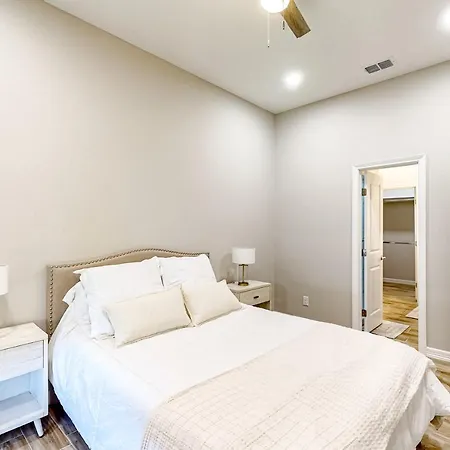 Uvalde Avenue Abode-2