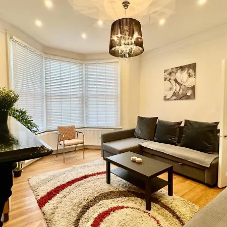 4 Bed House 10 Min Walk To Tube-2