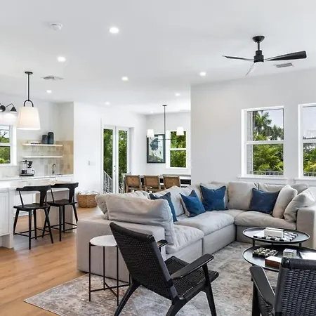 The Crestwood House - Private Heated Pool & Parking-3