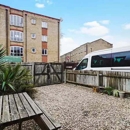 Stylish 3 Bed In Central London - Garden-2