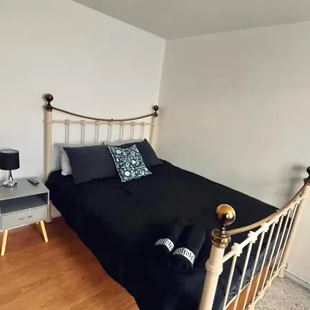 Entire 2 Bedroom House In Hackney-3