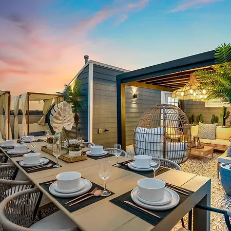 The Green Haus: Luxxe Cabana Rooftop Retreat-2
