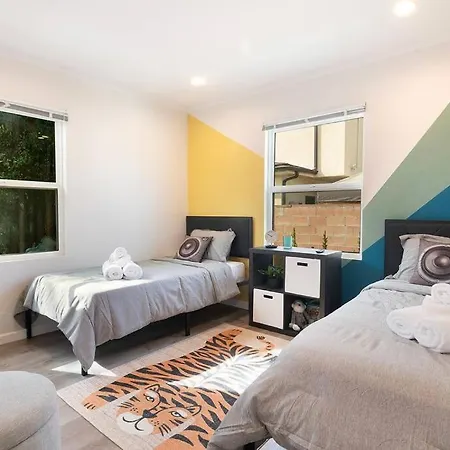 Beautiful 3 Bed 1 Bath Designer Home + Hot Tub-2