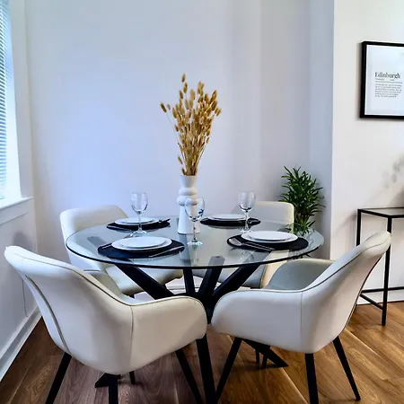 Modern 2 Bedroom Home In Edinburgh Free Parking-2