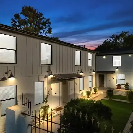 Arbor Villa 1 I Sleeps 30 Near Downtown Parking-2