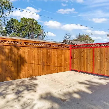 Stockyards Patriot Outpost - Sleeps 8 - Just 3/4 Miles-3
