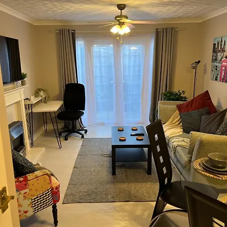 Cosy Corner - 2 Bed House With Parking!-2