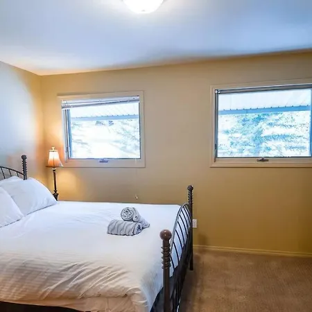 Thunder Ridge Chalet By Fernie Lodging Company-3