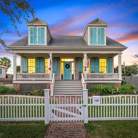 Historic 1871 Coastal Breeze With Heated Pool - Restoring Galveston-3