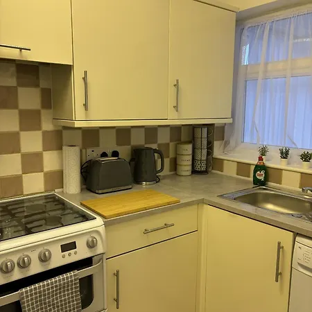 Cosy Corner - 2 Bed House With Parking!-3