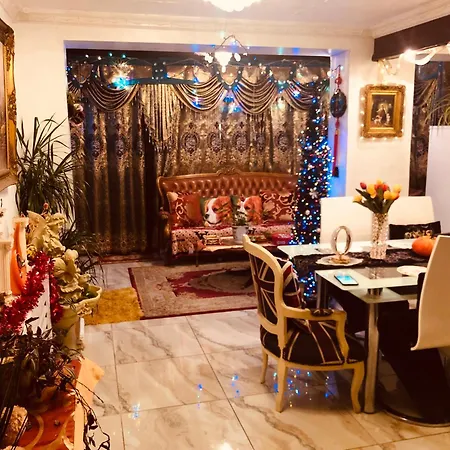 Cheerful 4 Bedroom House With Garden Free Parking-2