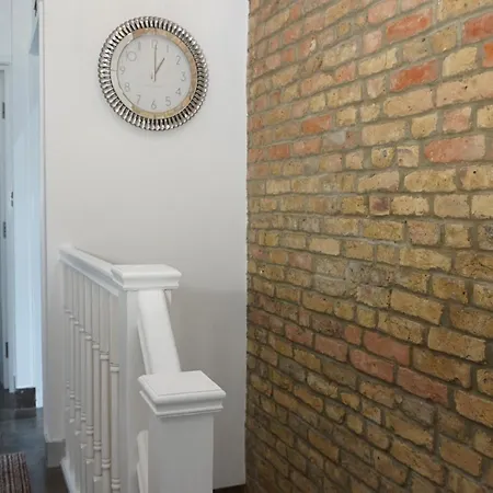 Luxury London House Sleeps 13, 2 Minutes To Metro-2