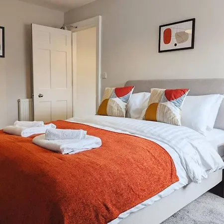 Central 4-Bed House, 10 Min Walk To Sights-3