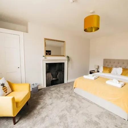 Central 4-Bed House, 10 Min Walk To Sights-2