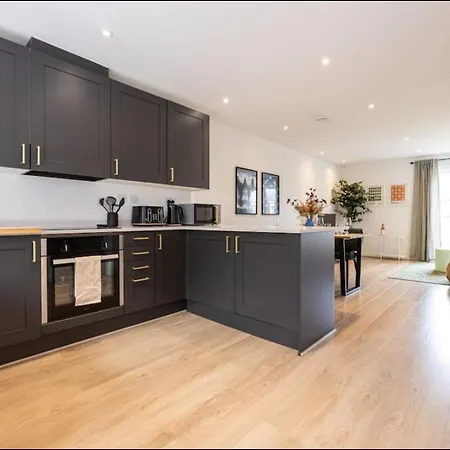Elegance Retreat - 2 Bed Holiday Home With Parking-2