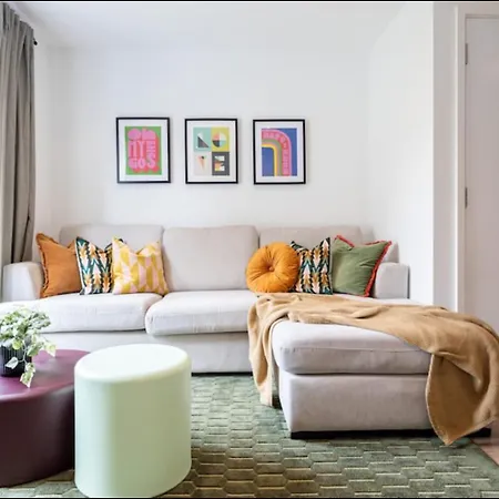 Elegance Retreat - 2 Bed Holiday Home With Parking-3