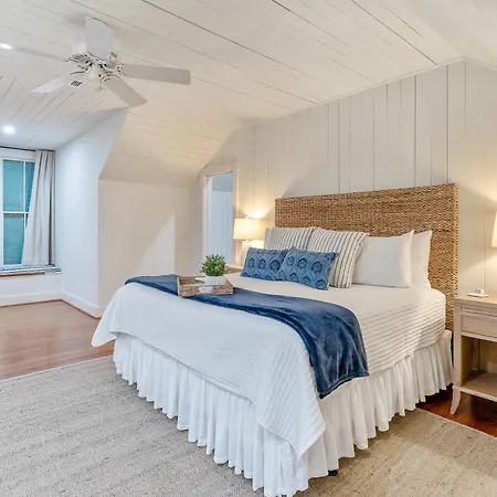 Historic 1871 Coastal Breeze With Heated Pool - Restoring Galveston-2