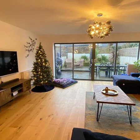 Tregenna House: Refurbished Family Townhouse with Garden and Parking-2