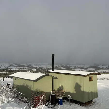 Oakley View Shepherds Hut With Hot Tub-2