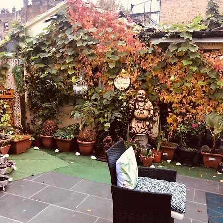 Cheerful 4 Bedroom House With Garden Free Parking-3
