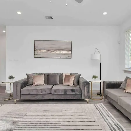 4Bedroom Escape - Near Med Center With Backyard-3
