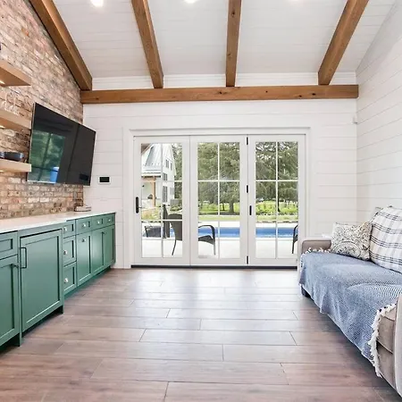 The Pool House At Fr. Sorin'S W/ Paddle Tennis-3